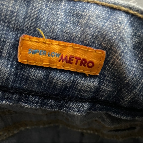 Hydraulic Super Low Metro Light Wash Distressed Jeans - Picture 4 of 12